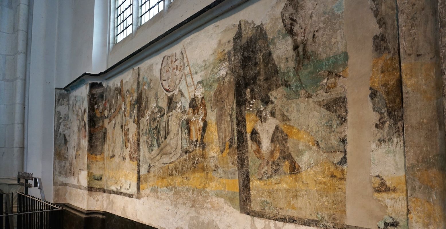 De enige bewaard gebleven muurschildering van vele kleurrijke schilderingen uit de kerk: een zestiende-eeuwse lijdensweg van Jezus. Foto: DagjeWeg.NL