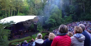 Naar het openluchttheater: dit zijn de leukste voorstellingen! Openluchttheater Caprera in Bloemendaal is een van de bekendste openluchttheaters in Nederland. Foto: © Maeve Stam