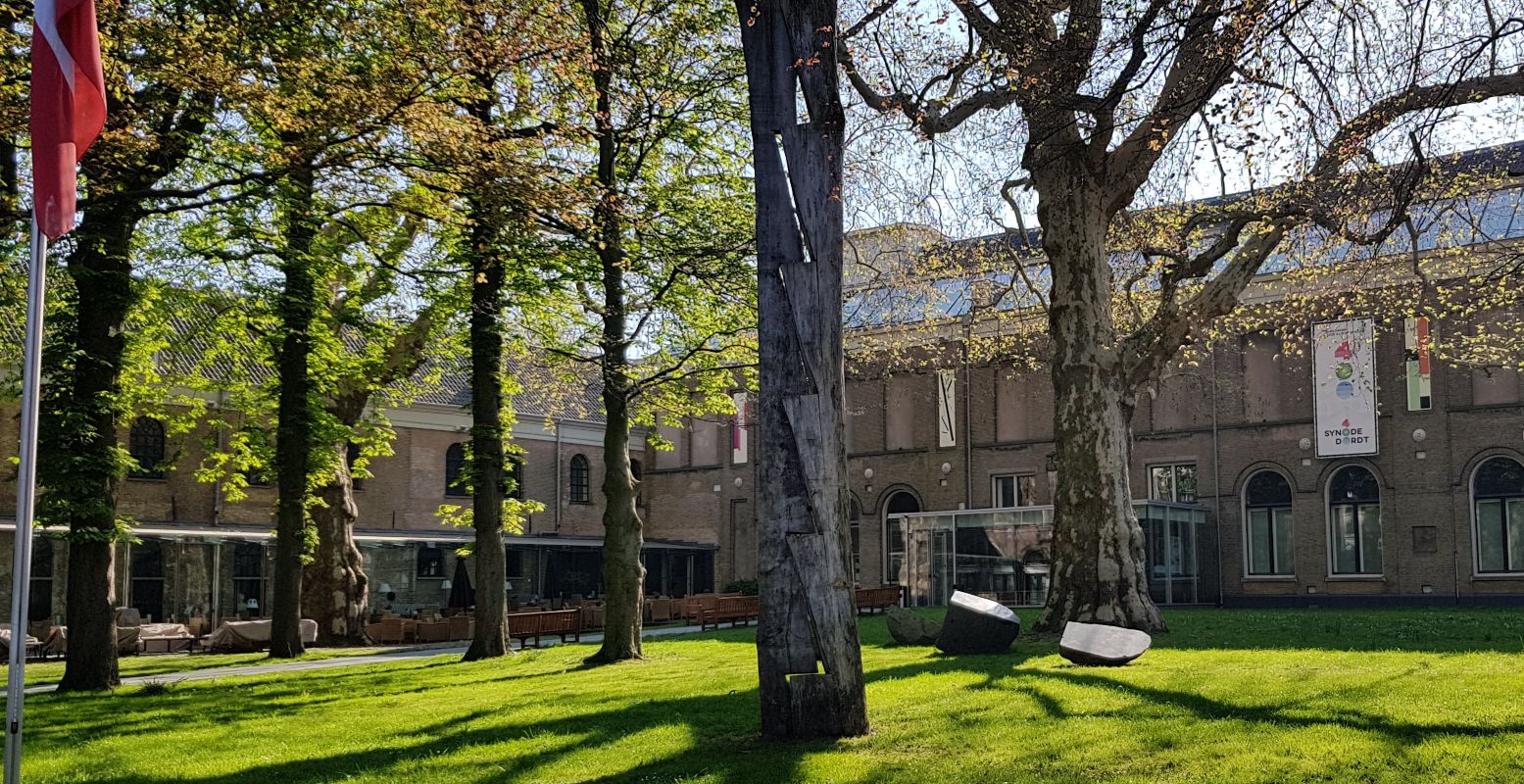 De tuin van Museum Dordrecht met links het terras van Art & Dining. Helaas was de tijd te kort om ook dit museum te bezoeken. Foto: DagjeWeg.NL © Tonny van Oosten De tuin van Museum Dordrecht met links het terras van Art & Dining. Helaas was de tijd te kort om ook dit museum te bezoeken. Foto: DagjeWeg.NL © Tonny van Oosten