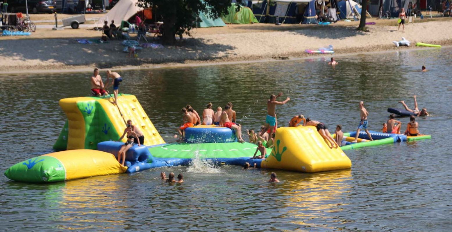 In de zomermaanden vermaken tieners zich in het aquapark op het recreatiemeer. Foto: Vakantiepark Capfun het Stoetenslagh