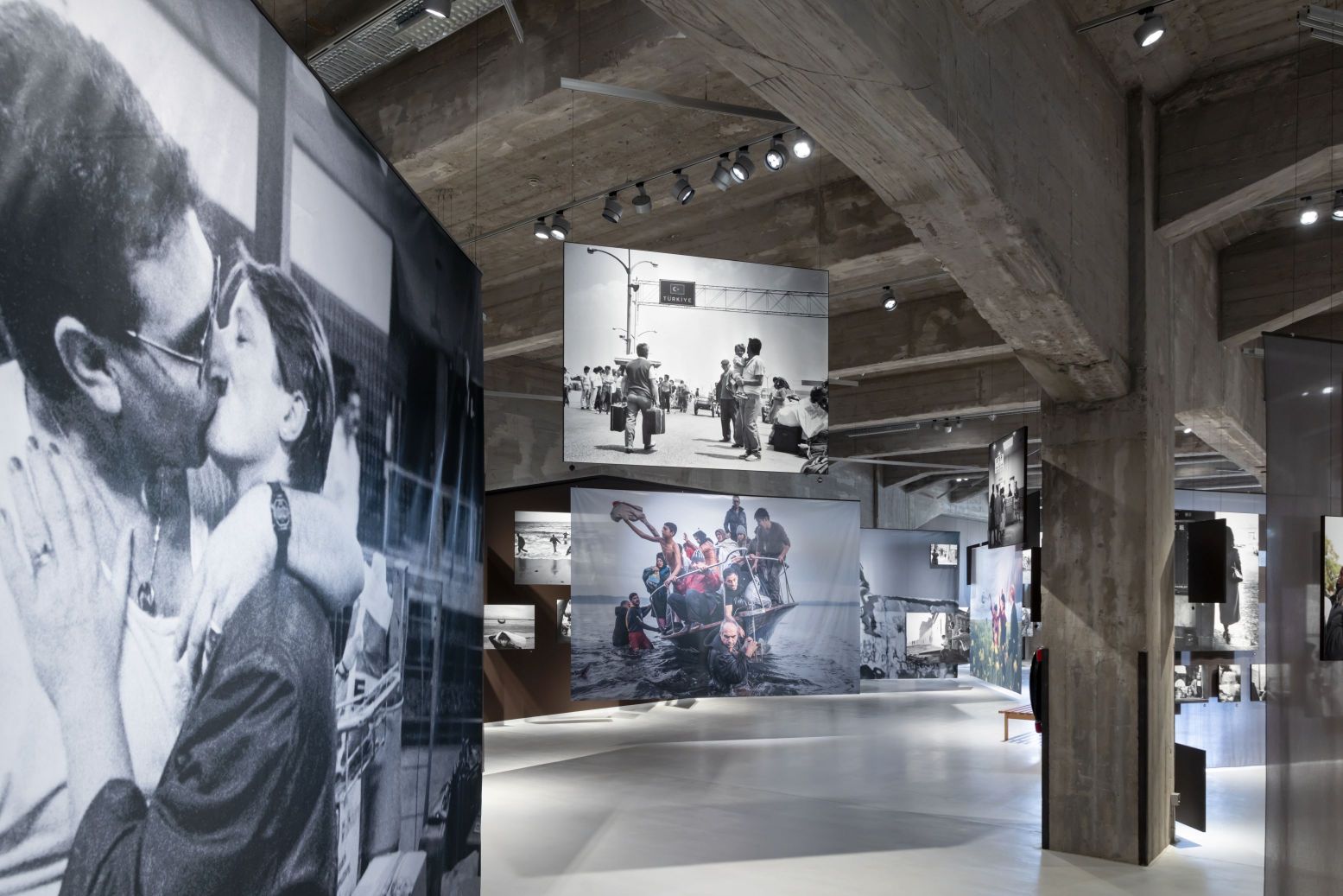 Wandel tussen iconische foto's, vaak levensgroot, in de vaste fototentoonstelling The Family of Migrants. Foto: Fenix © Iwan Baan Wandel tussen iconische foto's, vaak levensgroot, in de vaste fototentoonstelling The Family of Migrants. Foto: Fenix © Iwan Baan