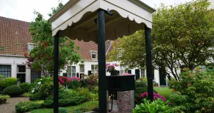 Ontdek de 6 sfeervolste hofjes van Nederland Beleef de rust en de schoonheid van het Bakenesserhofje in Haarlem. Foto: © DagjeWeg.NL