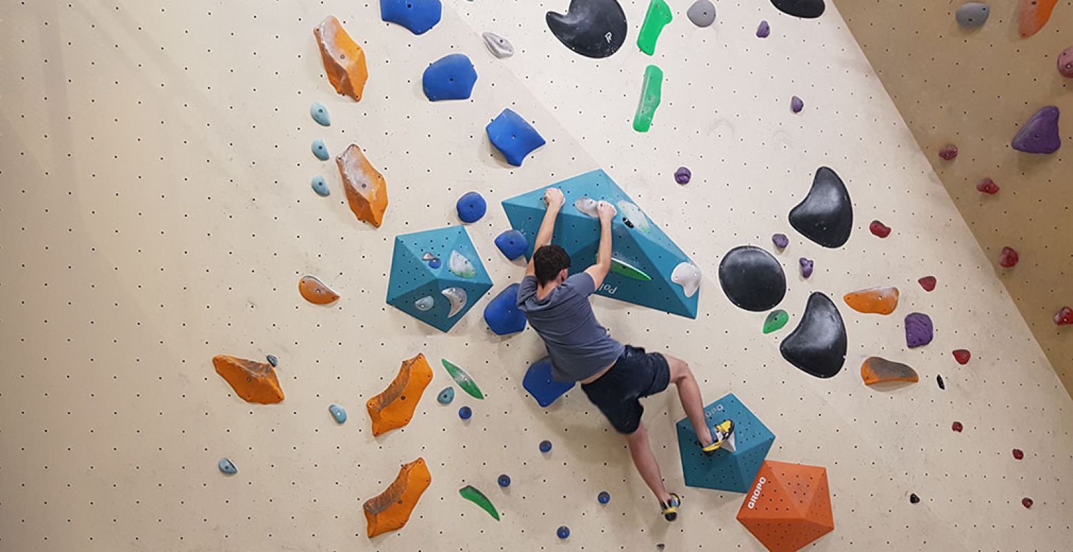 Toli staat voor een dilemma: voet of hand verplaatsen? Het is soms een hele puzzel om boven te komen. Ook dat maakt boulderen zo leuk. Foto: DagjeWeg.NL/Nikki