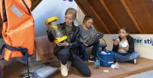 Ontdek het Watersnoodmuseum voor kinderen Ervaar tijdens de jeugdroute dat er ook nu nog hard wordt gewerkt tegen de kracht van het water. Foto: Watersnoodmuseum / Liza de Bie