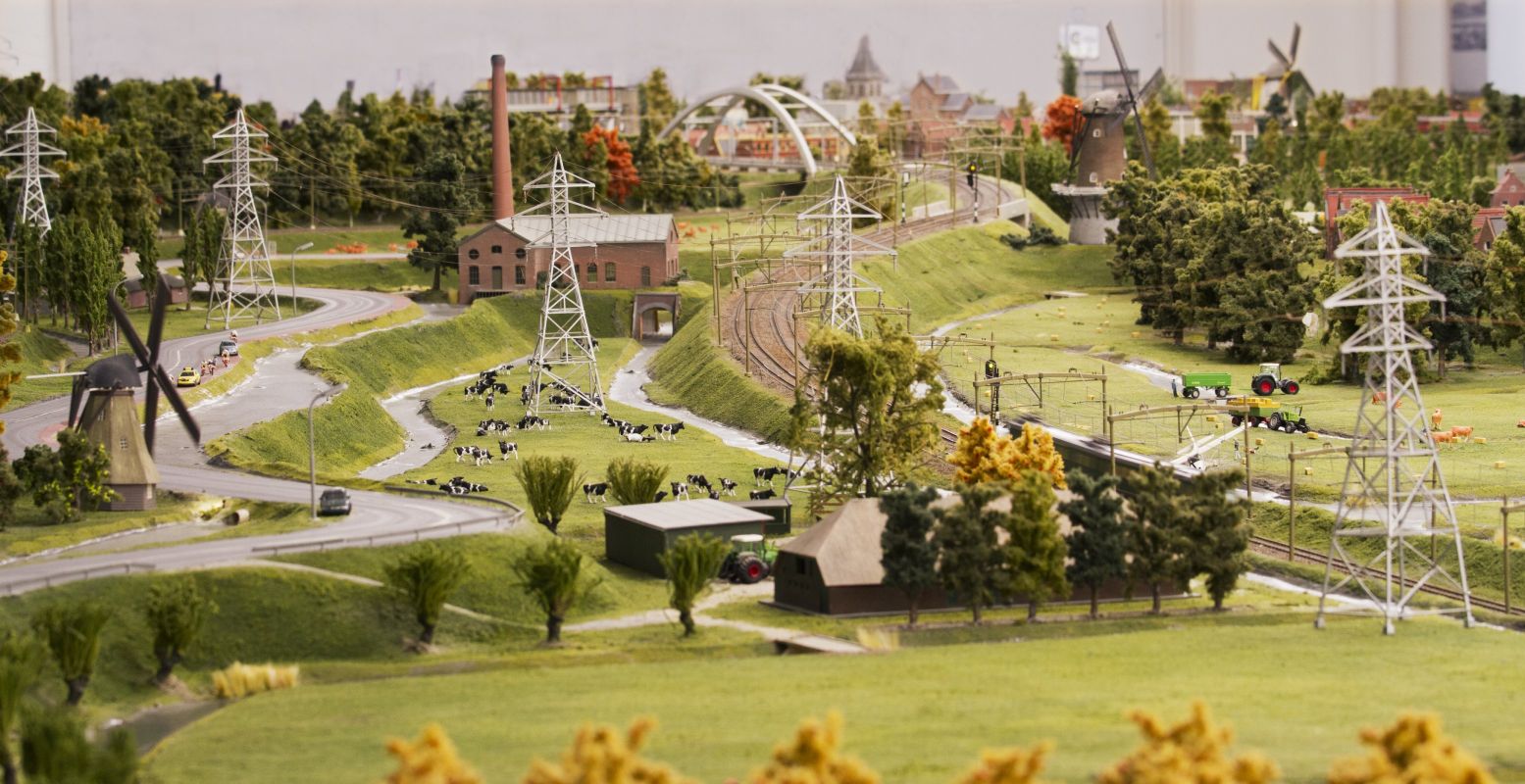 De koeien grazen, de molenwieken draaien en de treinen glijden door het landschap: de miniatuurwereld komt voor je ogen tot leven. Foto: MiniWorld Rotterdam
