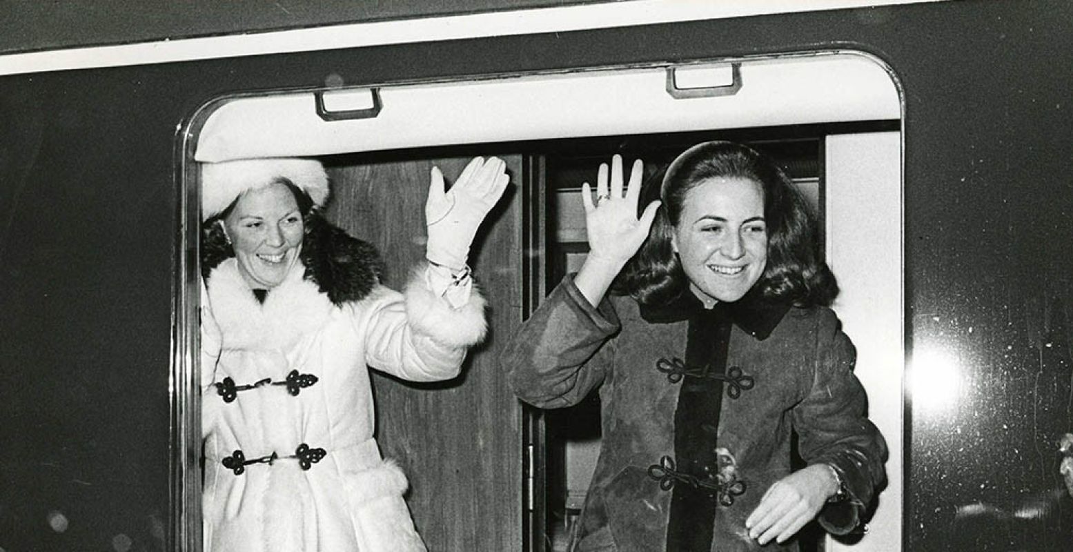 Prinses Beatrix en prinses Margriet vertrekken in de koninklijke trein na een wintersportvakantie in Lech, 1968. Foto: Collectie Spoorwegmuseum.