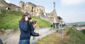 Dit zijn de leukste uitstapjes in Zuid-Limburg Geniet van een schitterend uitzicht over Valkenburg vanaf de Kasteelruïne. Foto: Kasteelruïne & Fluweelengrot © Photostique