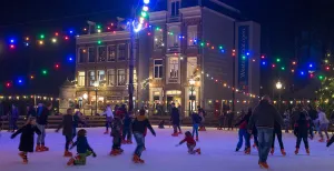 Winterse gezelligheid in het Nederlands Openluchtmuseum Gezellig samen schaatsen op de ijsbaan. Schaatsen zijn op locatie gratis te lenen. Foto: Nederlands Openluchtmuseum.