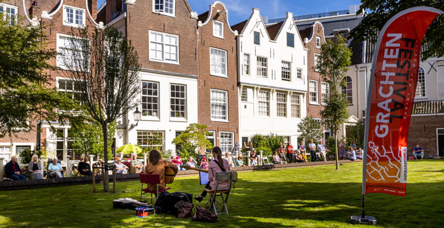 Zowel binnen als buiten klinkt volop muziek. Foto: Grachtenfestival © Rob van Dam