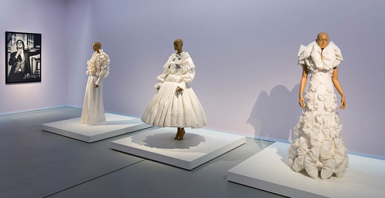 Prachtige jurken, waarvan eentje van Viktor & Rolf (midden). Foto: Groninger Museum.