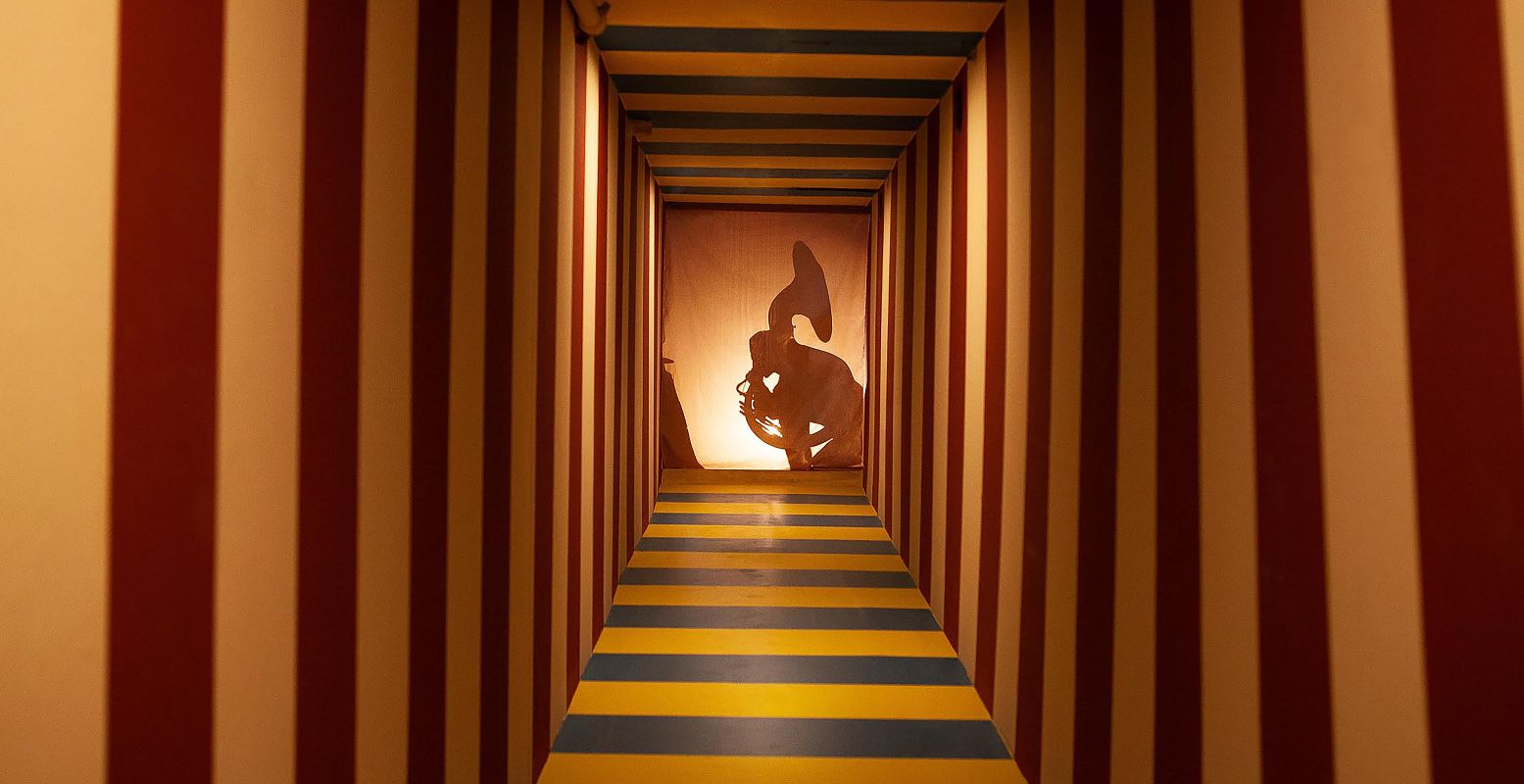 Ontdek de surrealistische gangen en ruimtes van Doloris Meta Maze en waan je in een andere wereld. Foto: Doloris Meta Maze @ Karmanoia