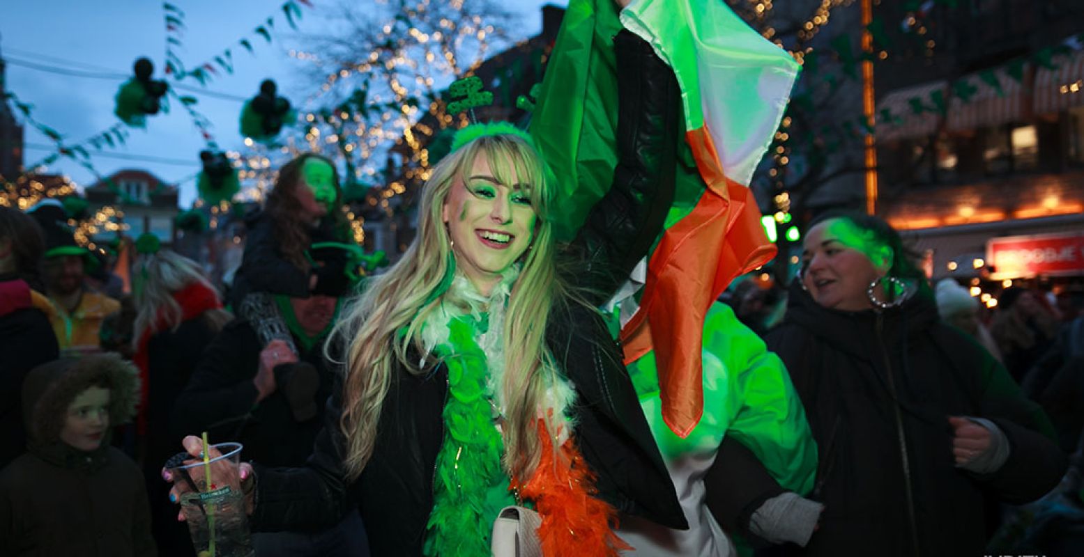 Vier dit jaar ook Saint Patrick's Day, de nationale feestdag van Ierland. Dat kan gewoon in Nederland. Zeker in Den Haag, waar de Grote Markt groen kleurt op 17 maart. Foto: Judith Zandwijk