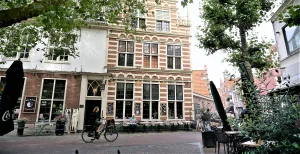Dagje uit in Haarlem: dit is er te doen Het opvallende gestreepte gebouw van Hofje zonder Zorgen in de mooie Grote Houtstraat. Foto: DagjeWeg.NL © Tonny van Oosten