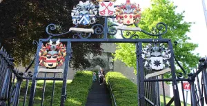 Historisch sightseeing: prachtige ruïnes en burchten om te bezoeken Poort van de Leidse Burcht. Foto: DagjeWeg.NL.