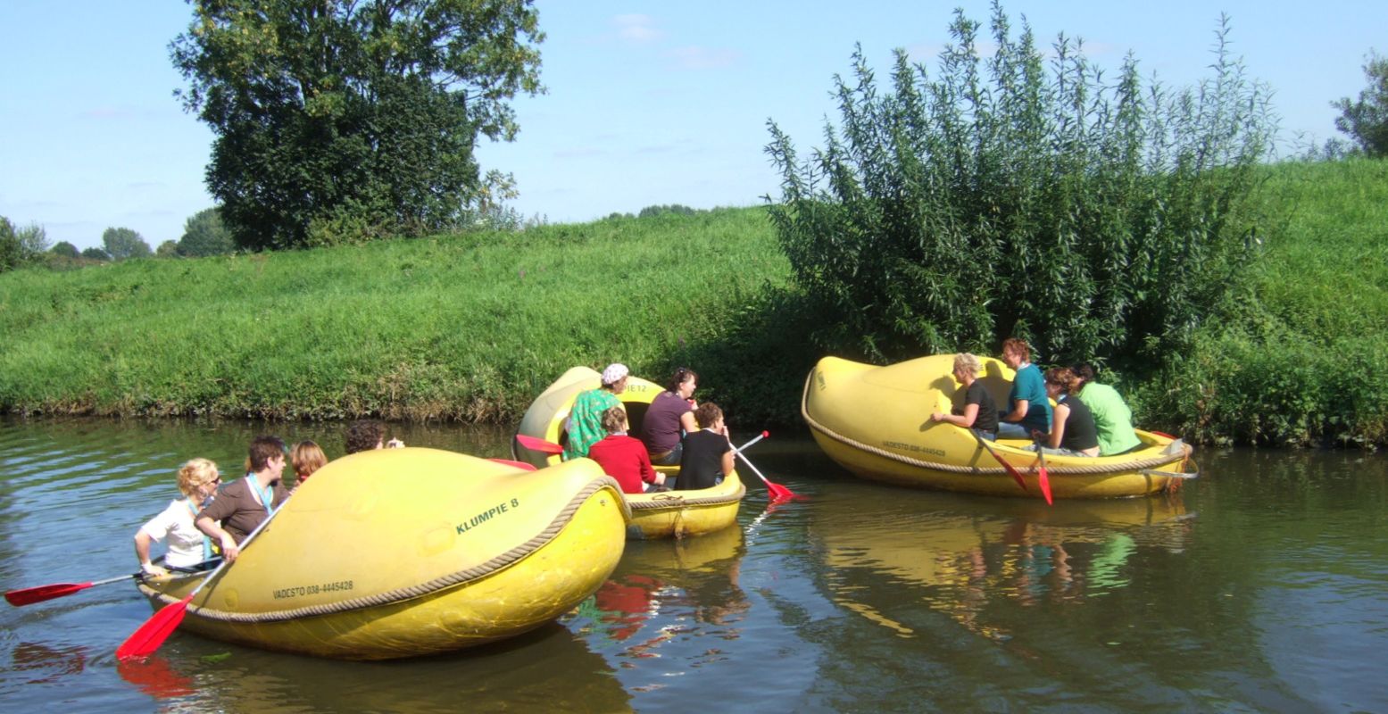 Vaar samen in een bijzondere reuzeklomp over het water. Foto: Vadesto Vaar samen in een bijzondere reuzeklomp over het water. Foto: Vadesto