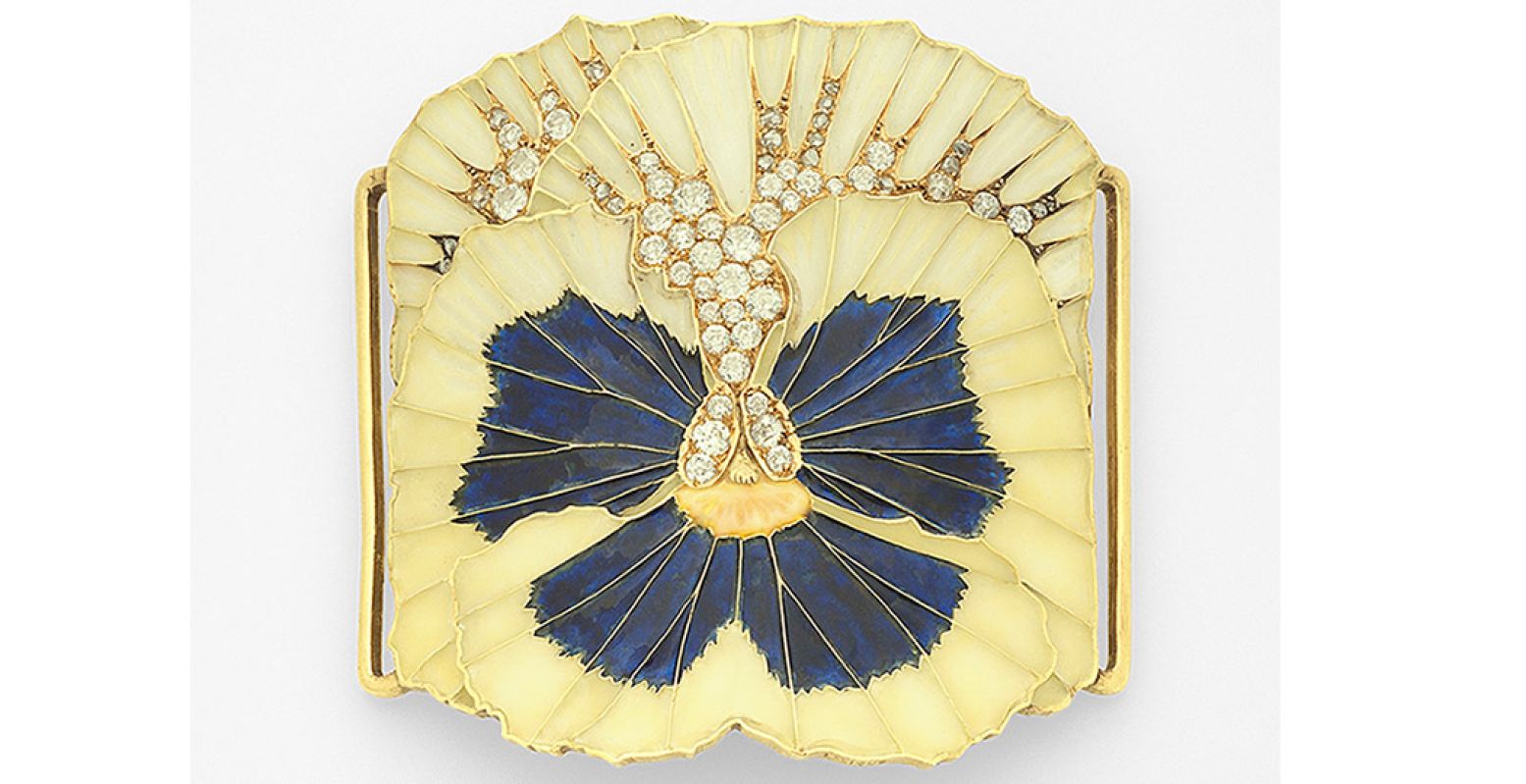 Het sieraad gemaakt door René Lalique. Plaque de Cou | PENSÃ‰E (viooltje) | c.1898 | Goud | Diamanten |Plique-a-jour (venster-email). Foto: Museum Lalique © Linda Roelfszema