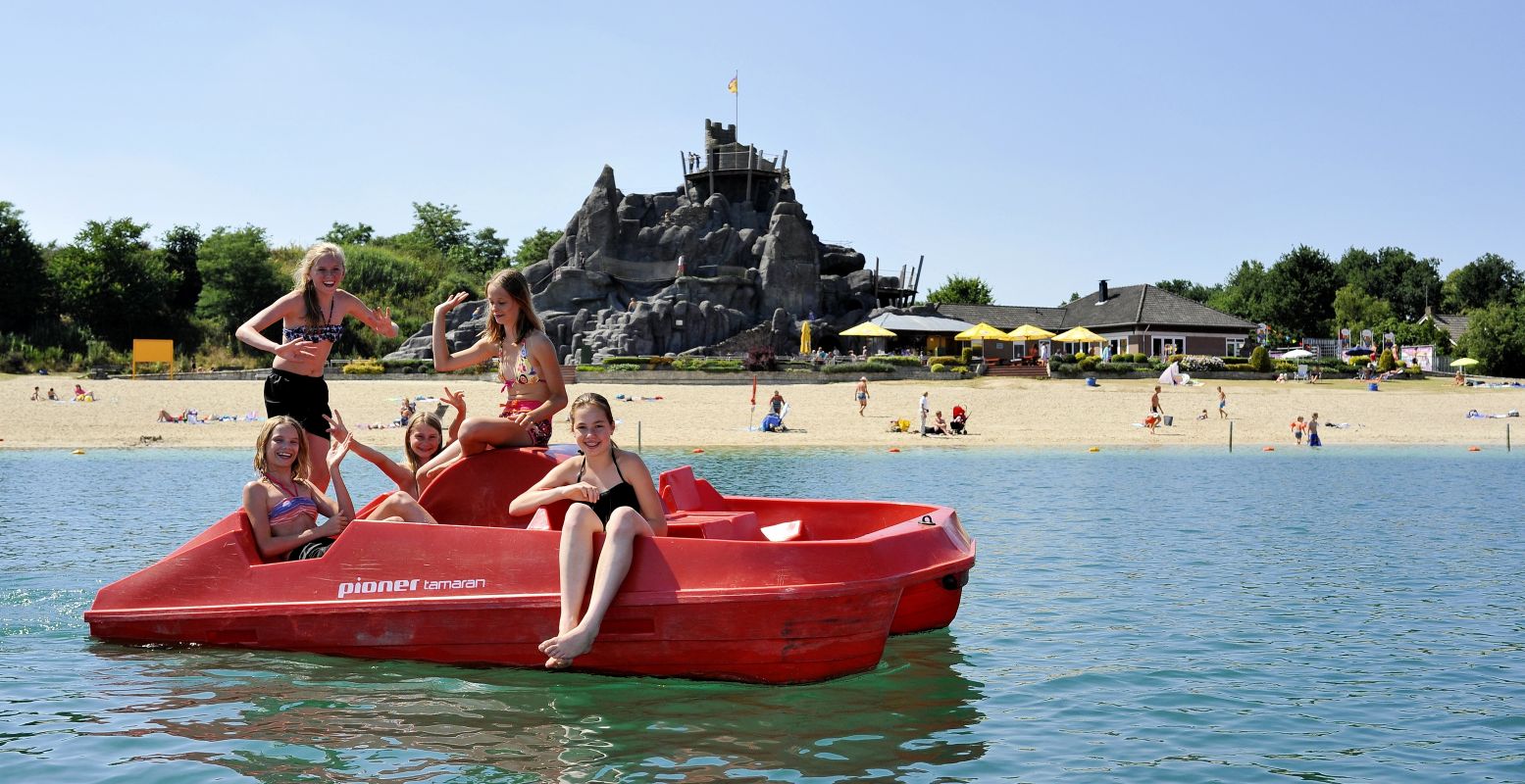 Als het mooi weer is is het strandbad dé plek om te waterfietsen en te zwemmen. Foto: BillyBird Park Hemelrijk