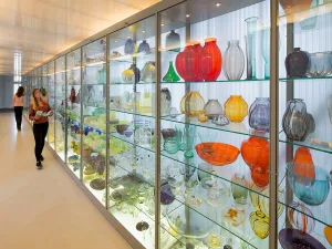 Nationaal Glasmuseum Leerdam Wandel langs de kunst en geschiedenis van glas. Foto: Nationaal Glasmuseum © Ben Deiman