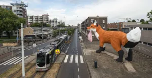 Wie is kunstenaar Florentijn Hofman? De Bospoldervos aan de Schiedammerweg in Rotterdam-West. De vreemdeling kijkt alert de wereld in. Foto: Studio Florentijn Hofman © Frank Hanswijk