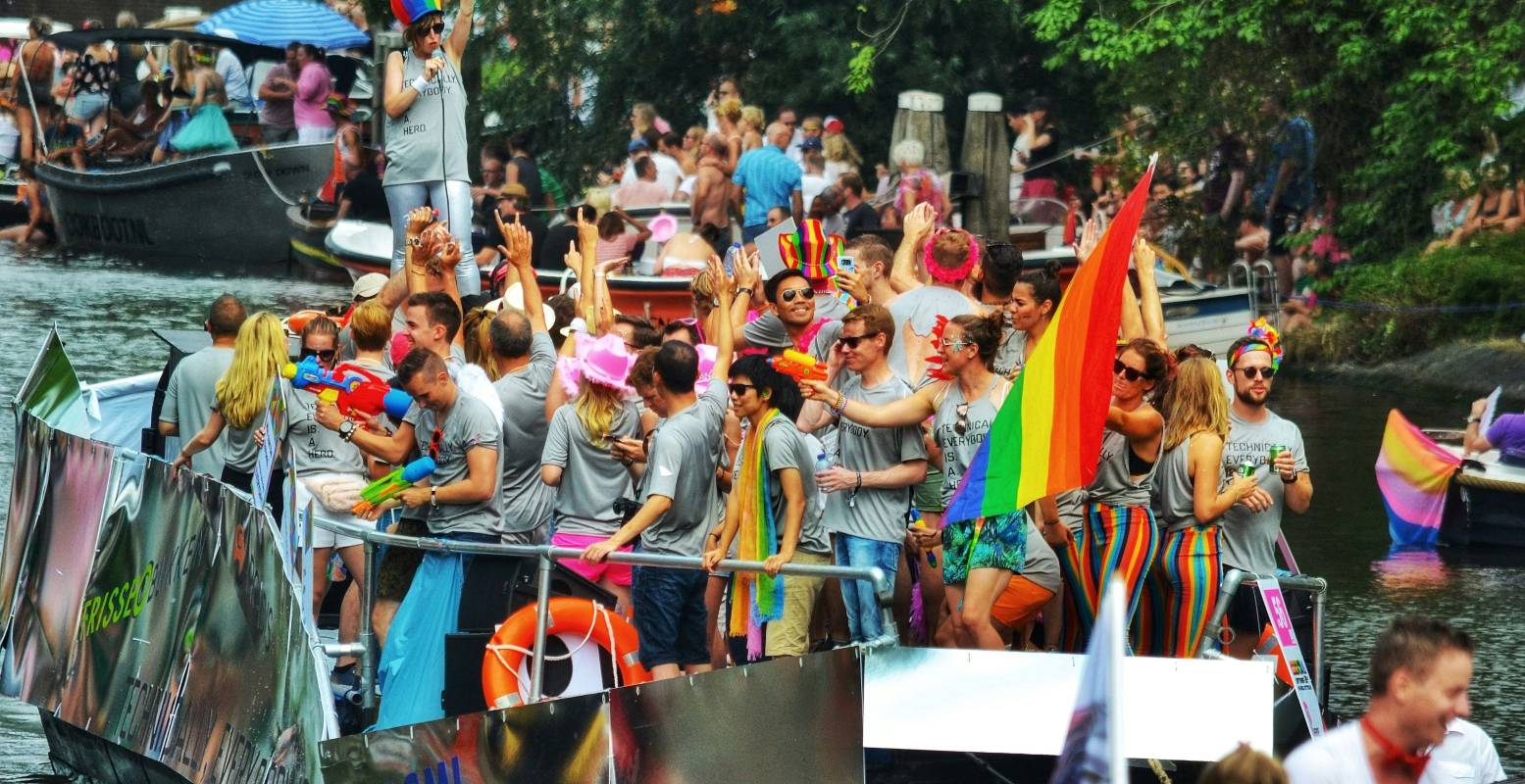 Helemaal speciaal: bewonder de wereldberoemde Canal Parade van Pride Amsterdam vanaf een boot. Foto: Unsplash License © Anna Biasoli Helemaal speciaal: bewonder de wereldberoemde Canal Parade van Pride Amsterdam vanaf een boot. Foto: Unsplash License © Anna Biasoli