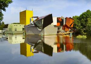 Het gebouw zelf is al een indrukwekkend kunstwerk. Foto: Groninger Museum © Erik en Petra Hesmerg