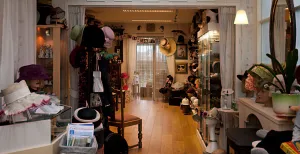 Dit zijn de Nederlandse musea met de leukste namen Bewonder meer dan vierhonderd prachtige hoeden in Hoedemuseum 