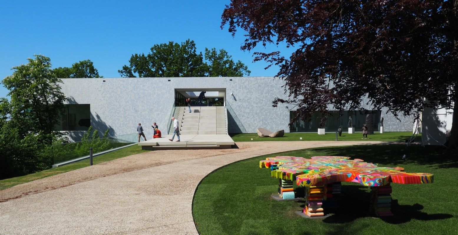 De beeldentuin en nieuwe vleugel van Museum Arnhem. Foto: DagjeWeg.NL © Thijs Löwenthal