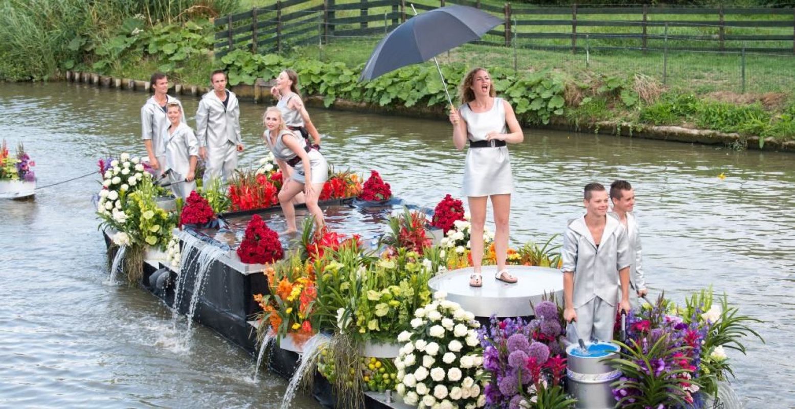 Bewonder de mooiste creaties van kleurrijke bloemen en fruit en kom naar het gezellige Varend Corso Westland. Foto: Varend Corso Westland.