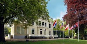 Over de foto: Villa Hartenstein voor de restauratie. Foto: Airborne Museum 'Hartenstein' Villa Hartenstein voor de restauratie. Foto: Airborne Museum 'Hartenstein'
