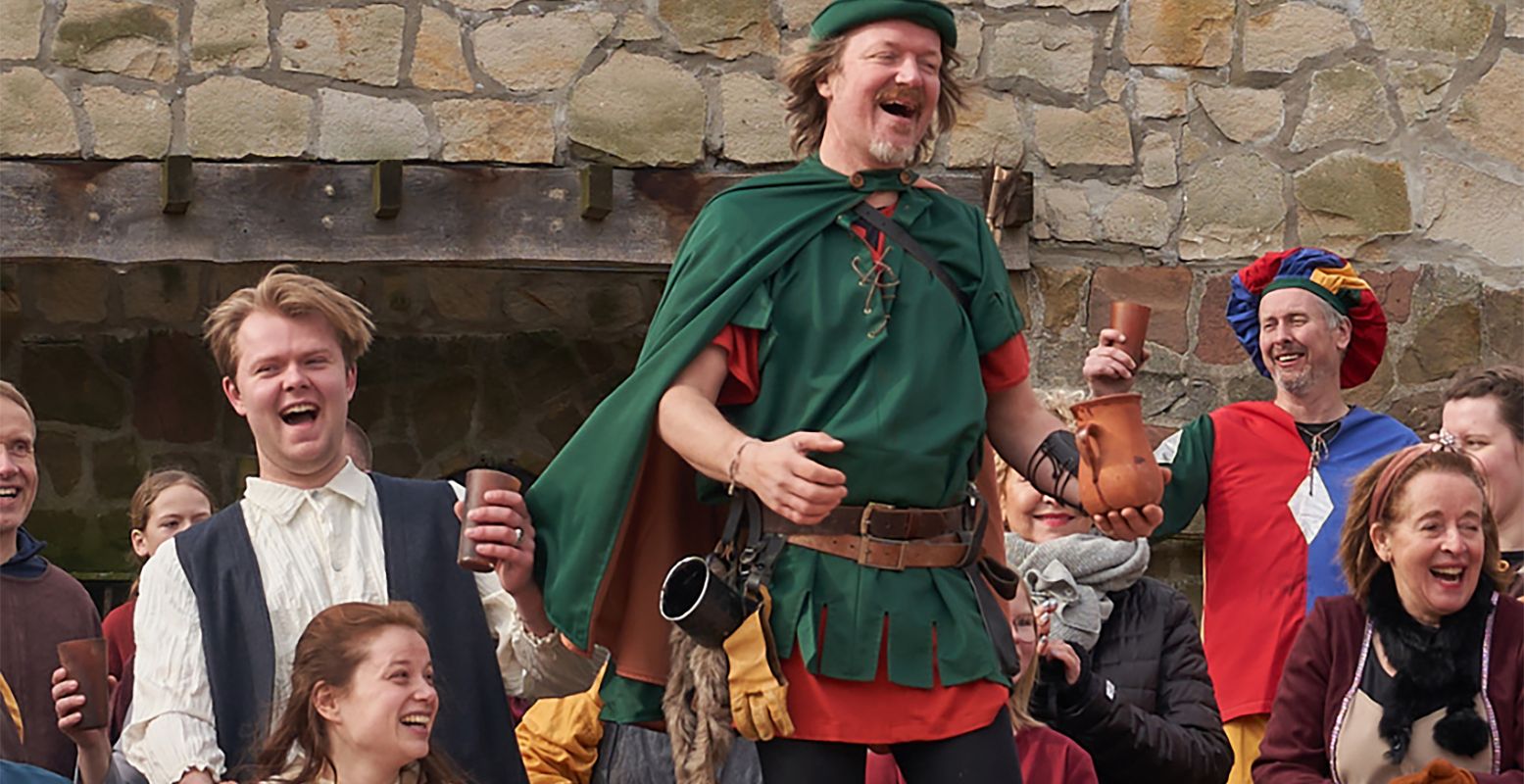 Ontmoet Robin Hood en zijn merry men in Hertme, tijdens een vrolijke voorstelling die overal om je heen plaatsvindt in een middeleeuws dorpje. Foto: Openluchttheater Hertme