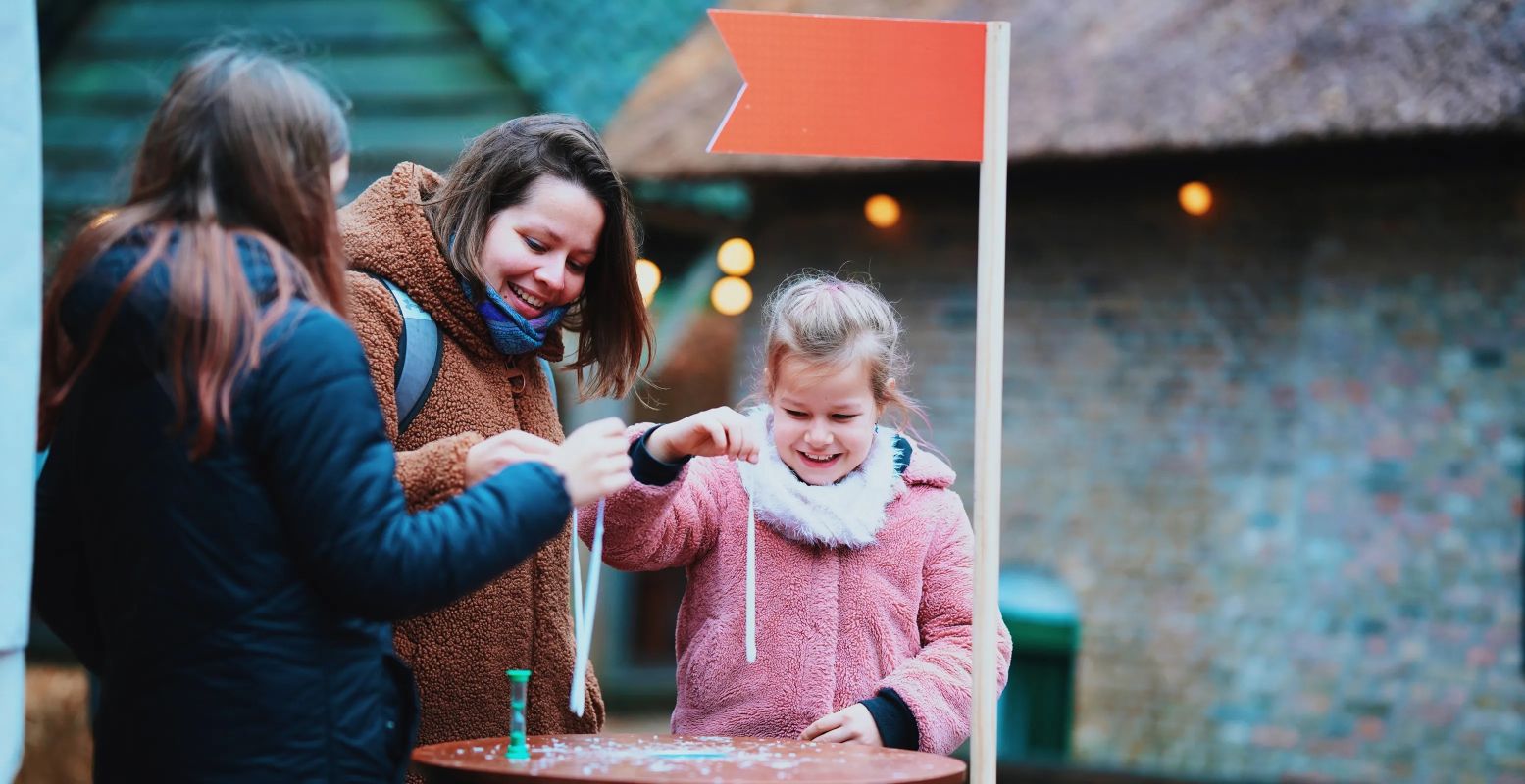 Maak je eigen lichtje op het Kindererf. Foto: Nederlands Openluchtmuseum