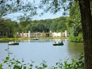 Center Parcs Het Heijderbos Lekker varen op een meertje.