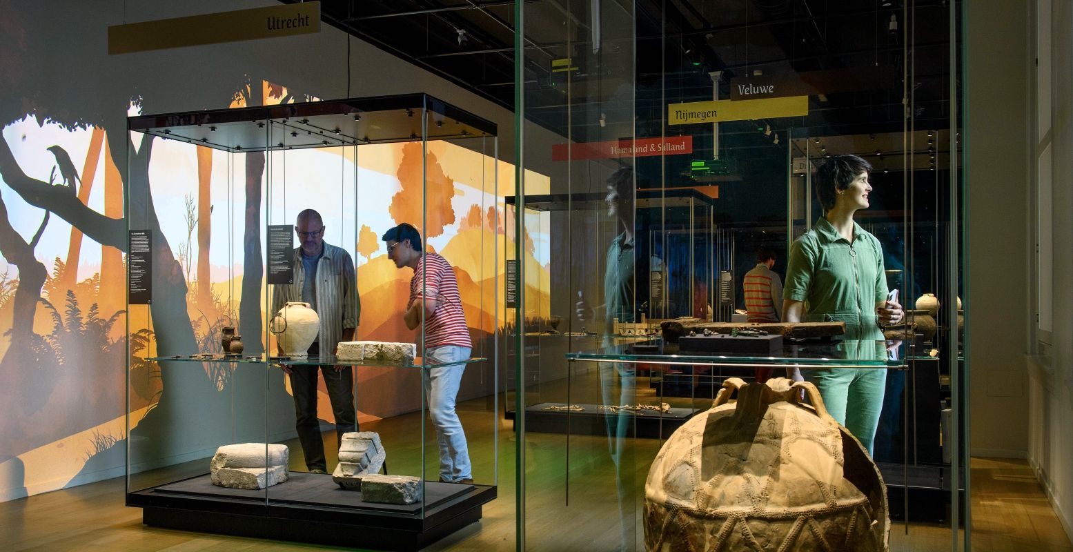 Bordjes aan het plafond vertellen waar al deze archeologische schatten vandaan komen. Foto: Rijksmuseum van Oudheden © Mike Bink