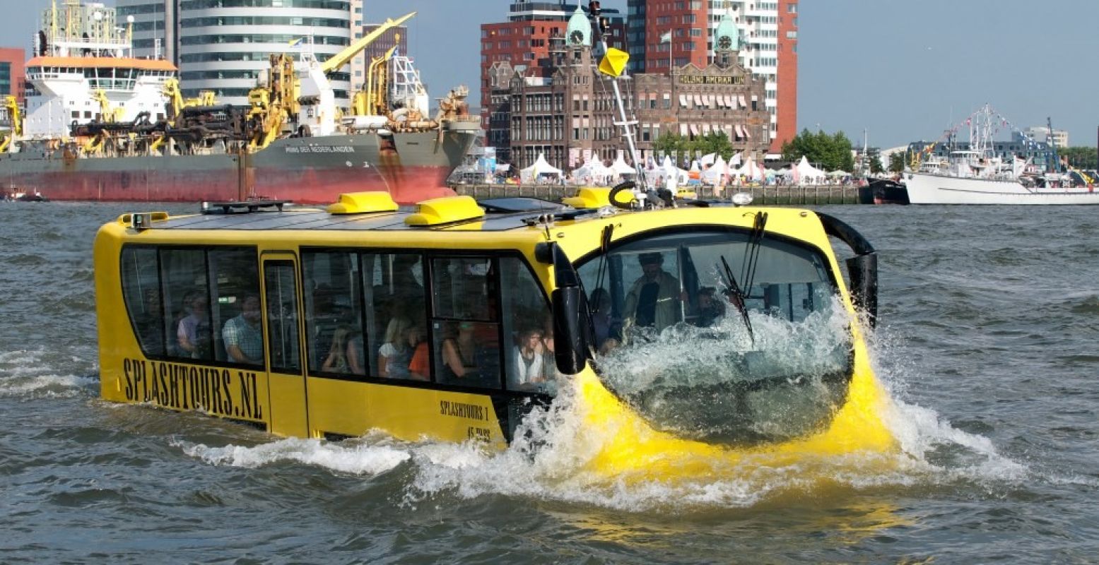 Duik met bus en al de Maas in en bewonder de mooiste hotspots van Rotterdam. Foto: Splashtours Rotterdam.