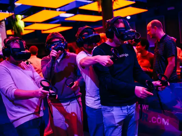 Stap in een totaal andere wereld. Foto: A'DAM VR Game & Race Park © Dennis Bouman