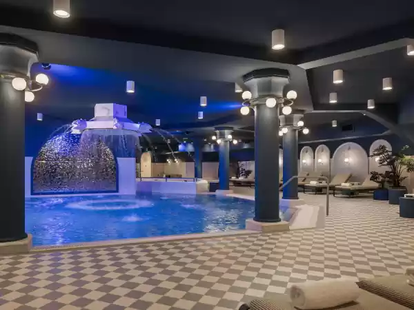 Kom helemaal tot rust in het zwembad met spa. Foto: Efteling Kom helemaal tot rust in het zwembad met spa. Foto: Efteling