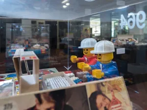 LEGiO-museum Lego-poppetjes aan het werk. Foto: LEGiO-museum.