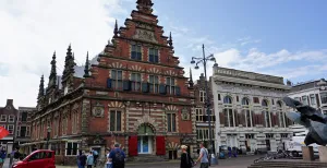 Ontdek de geschiedenis van Haarlem in het Archeologisch Museum De vleeshal op de Grote Markt, met in de linkerhoek het poortje naar het Archeologisch Museum. Foto: DagjeWeg.NL © Tonny van Oosten