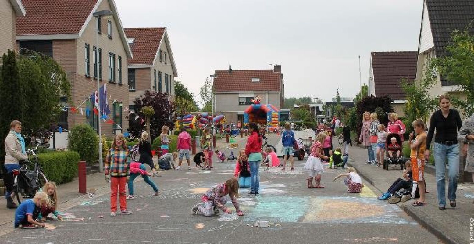 Versier de straat met stoepkrijt of ga gewoon lekker buiten zitten tekenen! Foto: Jantje Beton