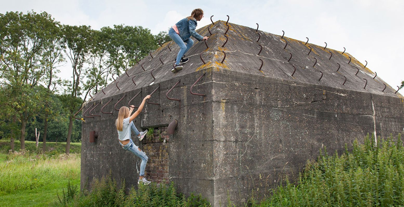 Kinderen op een piramide bunker in de waterlinie. Kom dit weekend ook vieren dat de forten weer open gaan! Foto: Desiree Meulemans