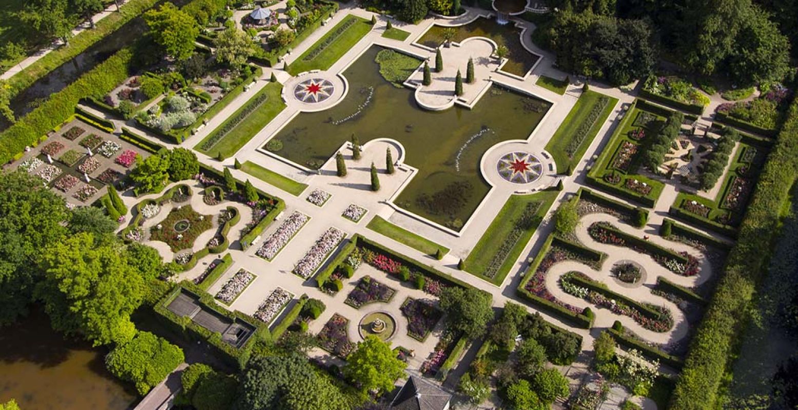 Het Rosarium van bovenaf. Bewonder duizenden prachtige rozen in de symmetrische siertuinen. Foto: Kasteeltuinen Arcen.