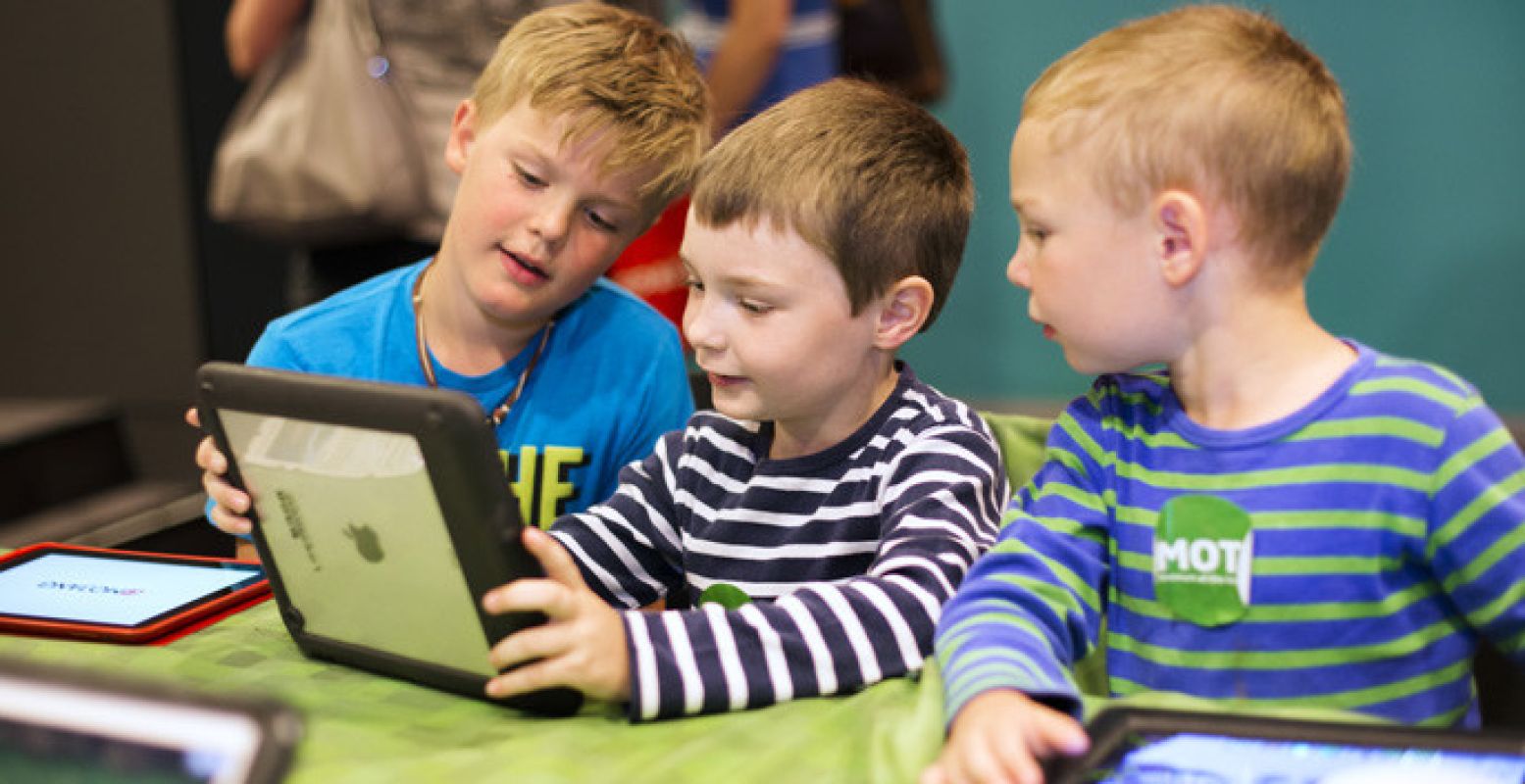 Je kunt ook Minecraft spelen op je eigen smartphone of tablet. Foto: Kim Balster.