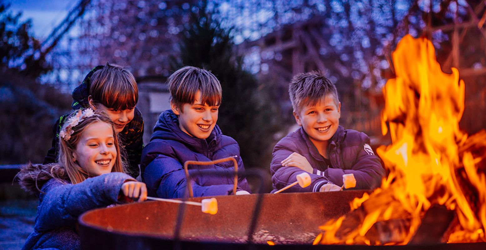 Marshmallows roosteren boven een vuurtje in winters Toverland! Foto: Attractiepark Toverland © Kris van de Sande