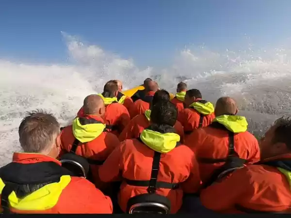 Vergeet je reddingsvest niet. Foto: RIB-ACTIE Scheveningen