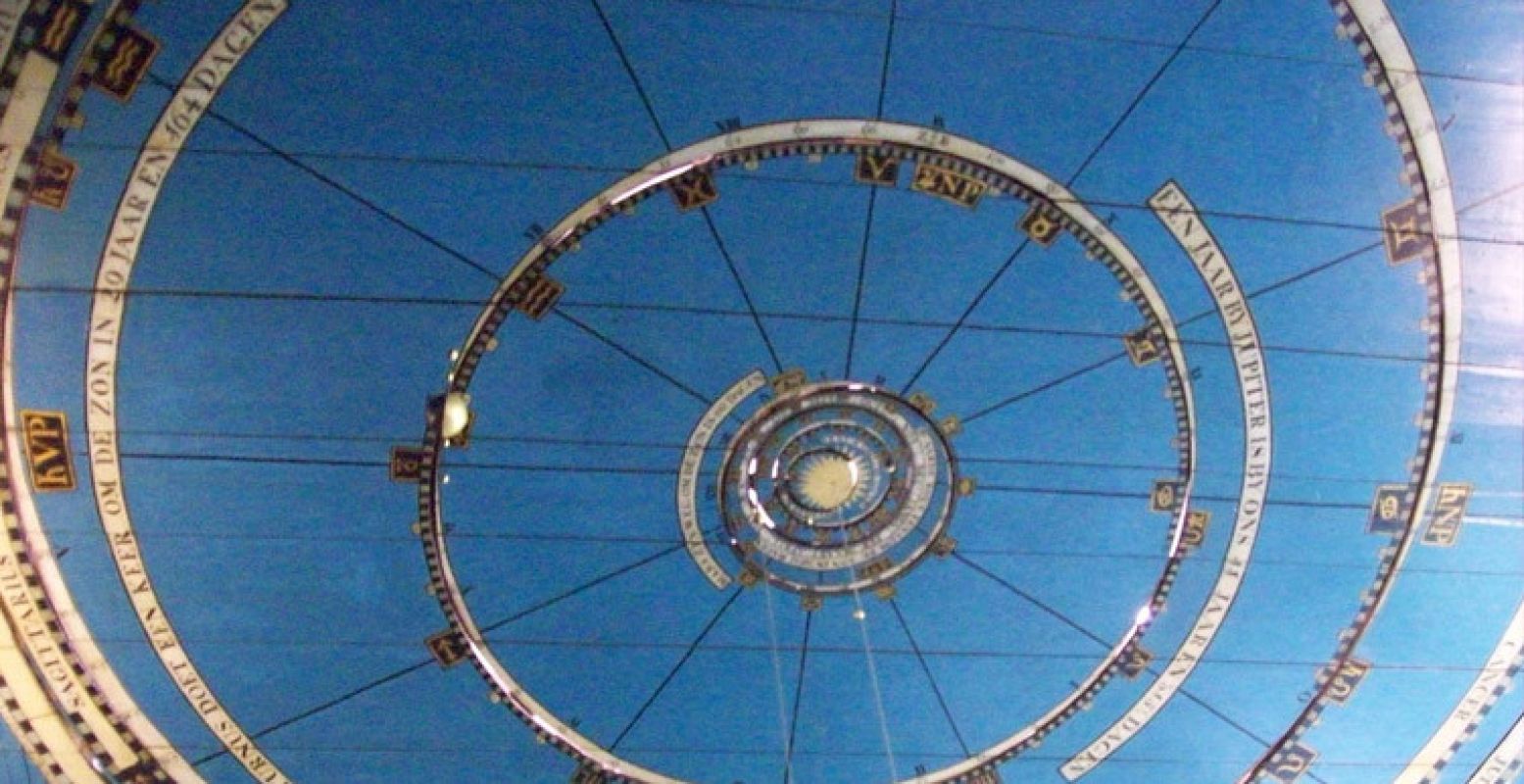 Het oudste nog werkende planetarium van Nederland: het Eise Eisinga Planetarium. Foto Niels Elgaard Larsen -  Eigen werk ,  CC BY-SA 3.0 .