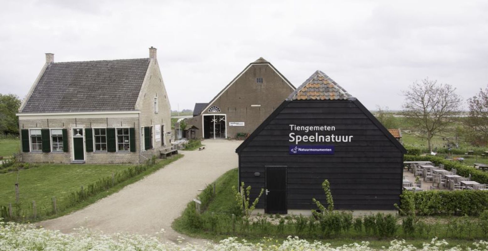 Het bezoekerscentrum is het eerste wat je ziet op het eiland als je aankomt. Foto: Natuurmonumenten © Stefan Claessens