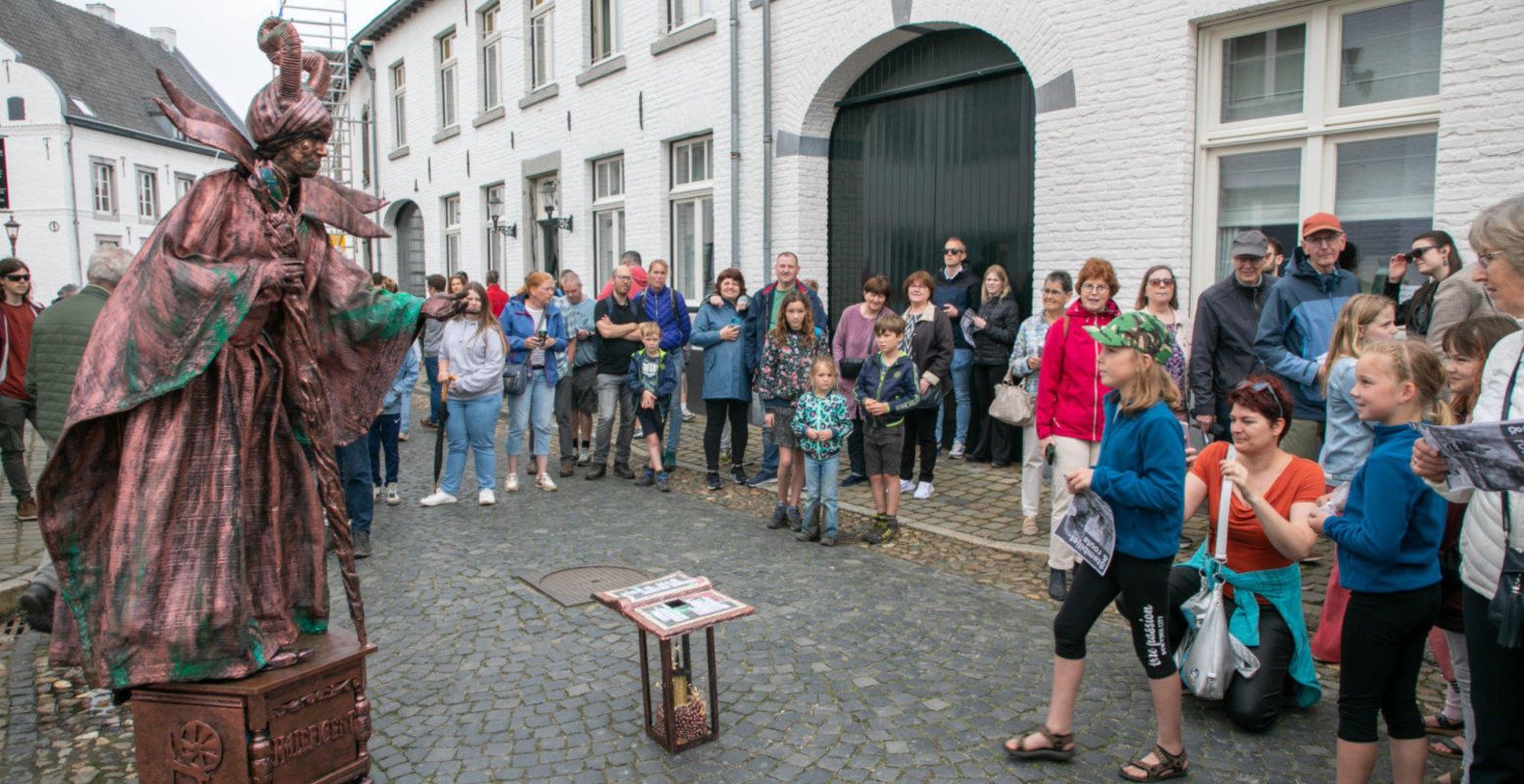 Laat je betoveren door de levende standbeelden tijdens ToonBeeld Thorn. Foto: © Peter Rommers