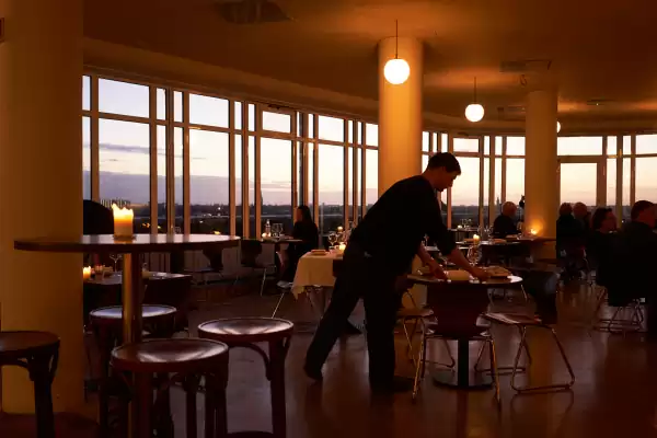 Bekijk de zonsondergang vanuit je stoel. Foto: Flora Filmtheater ©
