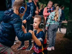 In alle stilte gaan de voetjes van de vloer tijdens de silent disco. Foto: DierenPark Amersfoort