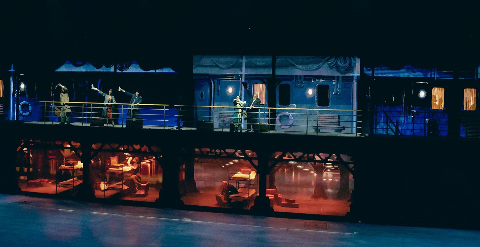 Het enorme schip waarmee de immigranten naar Amerika varen in de musical Red Starline. Foto: Studio 100